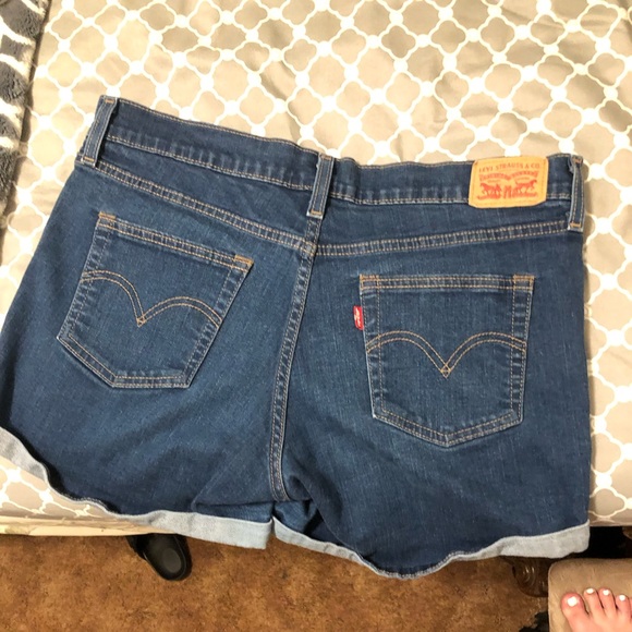 Levi’s Mid Rise Shorts - Picture 4 of 5
